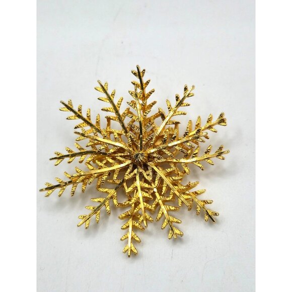 Large Signed Coro Gold Tone Snowflake Brooch   3" Layered Winter Design - Picture 3 of 5